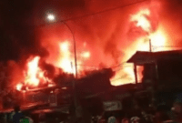 Kebakaran menghanguskan pemukiman padat penduduk di dekat kawasan Pasar Gembrong, Jakarta Timur. (Instagram.com@humasjakfire)
