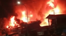 Kebakaran menghanguskan pemukiman padat penduduk di dekat kawasan Pasar Gembrong, Jakarta Timur. (Instagram.com@humasjakfire)
