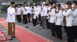 Presiden Jokowi salat Idulfitri di halaman Gedung Agung, Istana Kepresidenan Yogyakarta. (Dok. Biro Pers Sekretariat Presiden/Lukas)