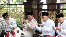 Prabowo Subianto dan rombongan mengunjungi Pondok Pesantren Tebuireng, Jombang, Rabu, 4 Mei 2022. (Dok. Partai Gerindra)
