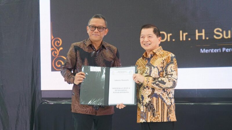 Syamsi Hari Ketua BNSP Saat Menyerahan Sertifikat Kompetensi GRC Tingkat Utama (GRC for Executives) ke Menteri Bappenas, di kantor Bappenas, Senin (27/11/2023). (Doc.Ist)