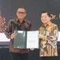 Syamsi Hari Ketua BNSP Saat Menyerahan Sertifikat Kompetensi GRC Tingkat Utama (GRC for Executives) ke Menteri Bappenas, di kantor Bappenas, Senin (27/11/2023). (Doc.Ist)