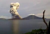 Gunung Anak Krakatau Erupsi. (Dok. BNPB)