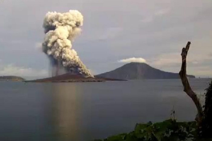Gunung Anak Krakatau Erupsi. (Dok. BNPB)