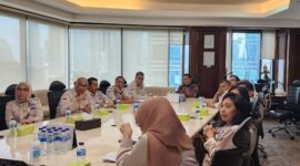 LINGKARNEWS.COM - Kustodian Sentral Efek Indonesia (KSEI) dan Perkumpulan Profesi Pasar Modal Indonesia (PROPAMI) menyelenggarakan pertemuan audensi yang dihadiri oleh Dirut KSEI, Samsul Hidayat, dan Ketum PROPAMI, NS Aji Martono beserta jajaran pengurus DPP, Jakarta (22/1/24).Pertemuan ini bertujuan untuk membahas potensi kerja sama dan kolaborasi antara kedua lembaga yang berperan penting dalam mengembangkan pasar modal Indonesia.Dirut KSEI, Samsul Hidayat, memimpin pertemuan dengan membuka sesi pemaparan tentang ruang lingkup kerja dan produk yang ditawarkan oleh KSEI.Penjelasan ini memberikan wawasan mendalam mengenai peran KSEI dalam mendukung ekosistem pasar modal di tanah air.NS Aji Martono, Ketum PROPAMI, menyampaikan rasa bangganya karena PROPAMI diberi kesempatan untuk berdialog dan berkolaborasi dengan KSEI.Ia juga memperkenalkan kepengurusan baru PROPAMI serta menyatakan kesiapan untuk bersinergi dalam berbagai program yang dapat menguntungkan kedua belah pihak.Pemaparan yang tak kalah menarik adalah rencana pendirian badan-badan otonom baru di bawah naungan PROPAMI.Badan Kajian Strategis, Badan/Lembaga Filantrofis (PROPAMI CARE), dan Badan yang berkaitan dengan hukum dan advokasi menjadi fokus utama yang akan dikerjakan oleh PROPAMI.Program-program inovatif lainnya juga turut dijelaskan sebagai bagian dari komitmen PROPAMI dalam mendukung perkembangan pasar modal Indonesia.Pertemuan penuh interaksi dan pemikiran ini juga dimeriahkan oleh diskusi antara KSEI dan PROPAMI.Dialog yang terbuka dan konstruktif menciptakan suasana akrab, di mana ide dan gagasan untuk meningkatkan kinerja pasar modal menjadi fokus utama pembahasan.Melalui pertemuan audensi ini, harapan untuk terwujudnya kerja sama yang lebih erat dan sinergis antara KSEI dan PROPAMI semakin memperkuat fondasi kemajuan pasar modal Indonesia ke depannya.
