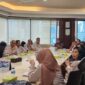 LINGKARNEWS.COM - Kustodian Sentral Efek Indonesia (KSEI) dan Perkumpulan Profesi Pasar Modal Indonesia (PROPAMI) menyelenggarakan pertemuan audensi yang dihadiri oleh Dirut KSEI, Samsul Hidayat, dan Ketum PROPAMI, NS Aji Martono beserta jajaran pengurus DPP, Jakarta (22/1/24).Pertemuan ini bertujuan untuk membahas potensi kerja sama dan kolaborasi antara kedua lembaga yang berperan penting dalam mengembangkan pasar modal Indonesia.Dirut KSEI, Samsul Hidayat, memimpin pertemuan dengan membuka sesi pemaparan tentang ruang lingkup kerja dan produk yang ditawarkan oleh KSEI.Penjelasan ini memberikan wawasan mendalam mengenai peran KSEI dalam mendukung ekosistem pasar modal di tanah air.NS Aji Martono, Ketum PROPAMI, menyampaikan rasa bangganya karena PROPAMI diberi kesempatan untuk berdialog dan berkolaborasi dengan KSEI.Ia juga memperkenalkan kepengurusan baru PROPAMI serta menyatakan kesiapan untuk bersinergi dalam berbagai program yang dapat menguntungkan kedua belah pihak.Pemaparan yang tak kalah menarik adalah rencana pendirian badan-badan otonom baru di bawah naungan PROPAMI.Badan Kajian Strategis, Badan/Lembaga Filantrofis (PROPAMI CARE), dan Badan yang berkaitan dengan hukum dan advokasi menjadi fokus utama yang akan dikerjakan oleh PROPAMI.Program-program inovatif lainnya juga turut dijelaskan sebagai bagian dari komitmen PROPAMI dalam mendukung perkembangan pasar modal Indonesia.Pertemuan penuh interaksi dan pemikiran ini juga dimeriahkan oleh diskusi antara KSEI dan PROPAMI.Dialog yang terbuka dan konstruktif menciptakan suasana akrab, di mana ide dan gagasan untuk meningkatkan kinerja pasar modal menjadi fokus utama pembahasan.Melalui pertemuan audensi ini, harapan untuk terwujudnya kerja sama yang lebih erat dan sinergis antara KSEI dan PROPAMI semakin memperkuat fondasi kemajuan pasar modal Indonesia ke depannya.
