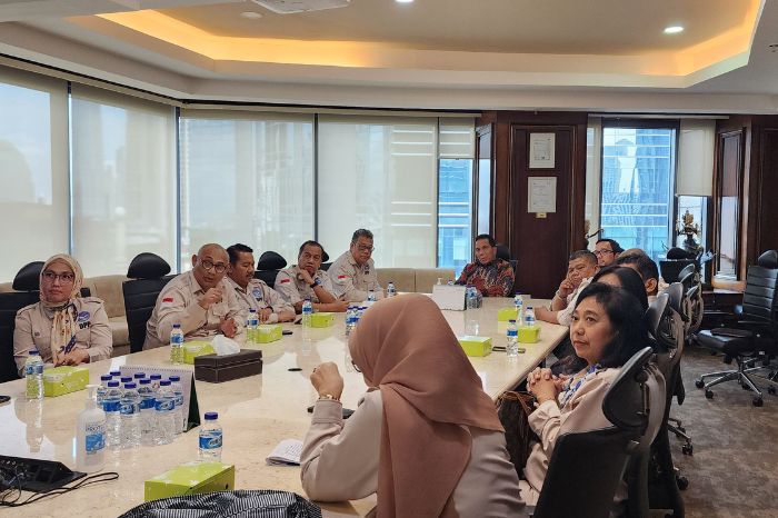 LINGKARNEWS.COM - Kustodian Sentral Efek Indonesia (KSEI) dan Perkumpulan Profesi Pasar Modal Indonesia (PROPAMI) menyelenggarakan pertemuan audensi yang dihadiri oleh Dirut KSEI, Samsul Hidayat, dan Ketum PROPAMI, NS Aji Martono beserta jajaran pengurus DPP, Jakarta (22/1/24).Pertemuan ini bertujuan untuk membahas potensi kerja sama dan kolaborasi antara kedua lembaga yang berperan penting dalam mengembangkan pasar modal Indonesia.Dirut KSEI, Samsul Hidayat, memimpin pertemuan dengan membuka sesi pemaparan tentang ruang lingkup kerja dan produk yang ditawarkan oleh KSEI.Penjelasan ini memberikan wawasan mendalam mengenai peran KSEI dalam mendukung ekosistem pasar modal di tanah air.NS Aji Martono, Ketum PROPAMI, menyampaikan rasa bangganya karena PROPAMI diberi kesempatan untuk berdialog dan berkolaborasi dengan KSEI.Ia juga memperkenalkan kepengurusan baru PROPAMI serta menyatakan kesiapan untuk bersinergi dalam berbagai program yang dapat menguntungkan kedua belah pihak.Pemaparan yang tak kalah menarik adalah rencana pendirian badan-badan otonom baru di bawah naungan PROPAMI.Badan Kajian Strategis, Badan/Lembaga Filantrofis (PROPAMI CARE), dan Badan yang berkaitan dengan hukum dan advokasi menjadi fokus utama yang akan dikerjakan oleh PROPAMI.Program-program inovatif lainnya juga turut dijelaskan sebagai bagian dari komitmen PROPAMI dalam mendukung perkembangan pasar modal Indonesia.Pertemuan penuh interaksi dan pemikiran ini juga dimeriahkan oleh diskusi antara KSEI dan PROPAMI.Dialog yang terbuka dan konstruktif menciptakan suasana akrab, di mana ide dan gagasan untuk meningkatkan kinerja pasar modal menjadi fokus utama pembahasan.Melalui pertemuan audensi ini, harapan untuk terwujudnya kerja sama yang lebih erat dan sinergis antara KSEI dan PROPAMI semakin memperkuat fondasi kemajuan pasar modal Indonesia ke depannya.