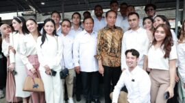 Presiden RI Joko Widodo dan Menteri Pertahanan RI Prabowo Subianto santap siang bersama di kios Bakso dan Mie Ayam Pak Sholeh Bandongan, Kabupaten Magelang, Jawa Tengah, Senin (29/1/2024). (Dok. Tim Media Prabowo-Gibran)