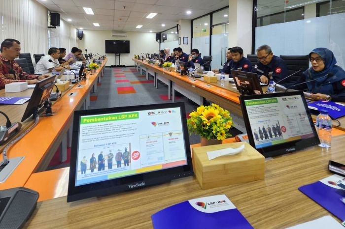 Foto: Ketua BNSP, Syamsi Hari, menyambut Kunjungan Kerja LSP KPK dalam upaya meningkatkan standar kompetensi antikorupsi. (18/1/24).(Doc.BNSP)