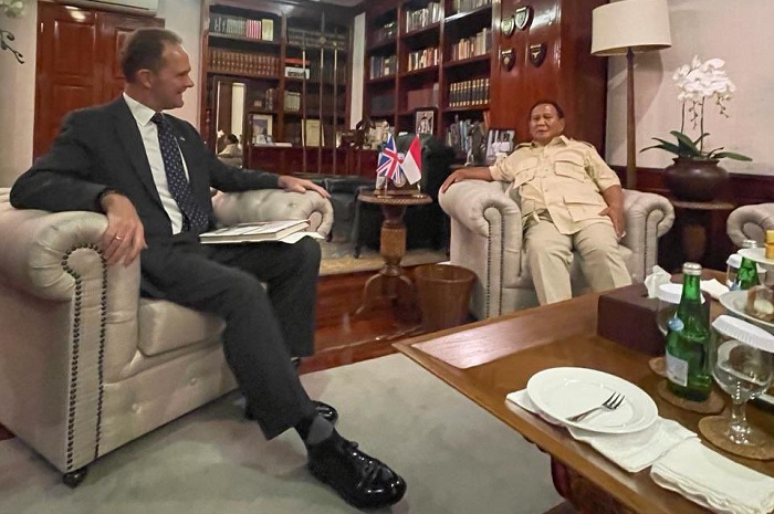 Duta Besar (Dubes) Inggris untuk Indonesia Dominic Jermey mengucapkan selamat kepada calon presiden Prabowo Subianto. (Dok. Tim Media Prabowo)