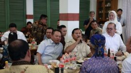 Menteri Pertahanan, Prabowo Subianto Mampir Makan Bakso di Cimahi. (Dok. Tim Media Prabowo)