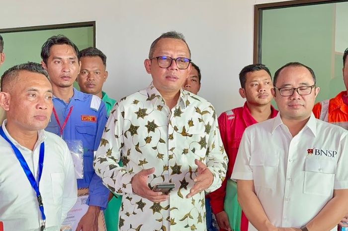 Ketua BNSP Syamsi Hari, bersama peserta sertifikasi welder CPMI tujuan Korea Selatan di LPK Geweld Batam. Sertifikasi yang berlangsung pada 14-16 Juni 2024. (Doc.Ist)
