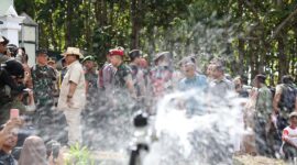 Menteri Pertahanan (Menhan) RI Prabowo Subianto meninjau pemasangan bantuan pipa air bersih. (Dok. Tim Media Prabowo)