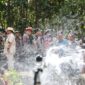 Menteri Pertahanan (Menhan) RI Prabowo Subianto meninjau pemasangan bantuan pipa air bersih. (Dok. Tim Media Prabowo)