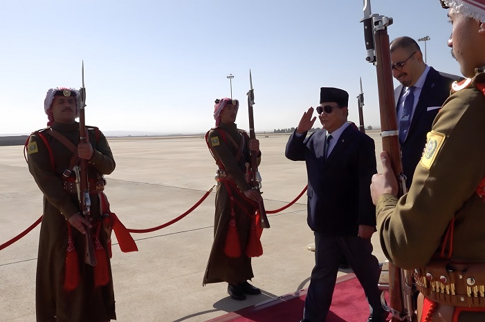 Menteri Pertahanan (Menhan) RI Prabowo Subianto tiba di Bandara International Queen Alia, Yordania dengan sambutan yang hangat oleh sejumlah pejabat tinggi Yordania. (Dok. Tim Media Prabowo)