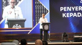 Foto : Ketua BNSP, Syamsi Hari, menyerahkan Sertifikat Lisensi kepada LSP IND Logistik Indonesia  di Bandung, 14 Agustus 2024, sekaligus menandai pengesahan resmi LSP dalam bidang Pos dan Logistik, didukung oleh PT Pos Indonesia dan ASPERINDO. (Doc.Ist)