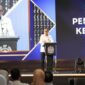 Foto : Ketua BNSP, Syamsi Hari, menyerahkan Sertifikat Lisensi kepada LSP IND Logistik Indonesia  di Bandung, 14 Agustus 2024, sekaligus menandai pengesahan resmi LSP dalam bidang Pos dan Logistik, didukung oleh PT Pos Indonesia dan ASPERINDO. (Doc.Ist)