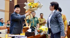 Menteri Pertahanan Prabowo Subianto berpamitan kepada jajaran ketua serta anggota Komisi I DPR RI saat menghadiri rapat bersama di gedung DPR. (Dok. Tim Media Prabowo)