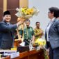 Menteri Pertahanan Prabowo Subianto berpamitan kepada jajaran ketua serta anggota Komisi I DPR RI saat menghadiri rapat bersama di gedung DPR. (Dok. Tim Media Prabowo)