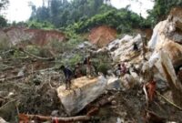 Tanah longsor menerjang kawasan tambang ilegal di Kabupaten Solok. (Facebook.com @Badan Nasional Penanggulangan Bencana)