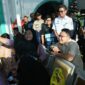 Wamenkomdigi Angga Prabowo disambut antusias para warga yang hendak bepergian di momen Natal 2024 dan Tahun Baru 2025. (Dok Kementerian Komdigi)