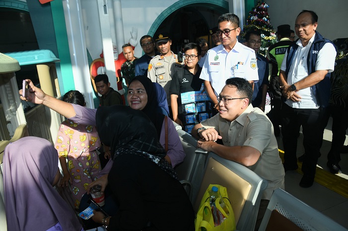 Wamenkomdigi Angga Prabowo disambut antusias para warga yang hendak bepergian di momen Natal 2024 dan Tahun Baru 2025. (Dok Kementerian Komdigi)