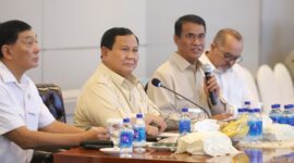 Presiden Prabowo turun dari kendaraan dan disambut langsung oleh Menteri Pertanian (Mentan) Andi Amran Sulaiman. (Dok. Kementerian Pertanian)
