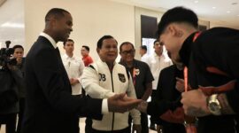 Presiden RI Prabowo Subianto merayakan kemenangan Tim Nasional (Timnas) Indonesia atas Bahrain. (Facebook.com @Setkab RI)