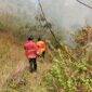 Satgas Manggala Agni Kabupaten Toba memadamkan api yang membakar tujuh hektar lahan di Desa Pagar Batu, Kecamatan Balige, Kabupaten Toba. (Dok. BPBD Kabupaten Toba)