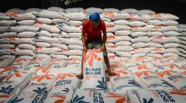 Gudang Bulog penuh karung beras, siap disalurkan untuk bantuan pangan. (Dok. bulog.co.id)
