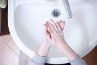 Seseorang mencuci tangan dengan sabun cair di wastafel umum. (Pixabay.com/RoonzNL)