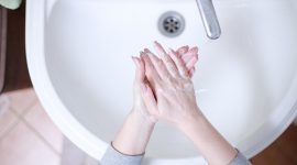 Seseorang mencuci tangan dengan sabun cair di wastafel umum. (Pixabay.com/RoonzNL)